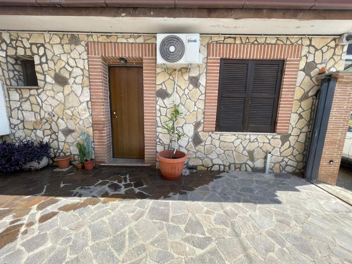 Ferienwohnung Ground Floor Studio - Monolocale Max 2 Ospiti - Fiumicino Aeroporto E Fiera - Self Check-In Exterior foto